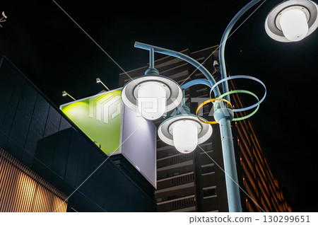 夜景城市景觀，有路燈、建築物及標誌 130299651