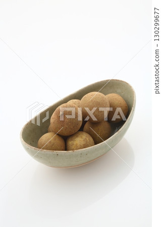 Longan served on tableware Longan served on tableware 130299677