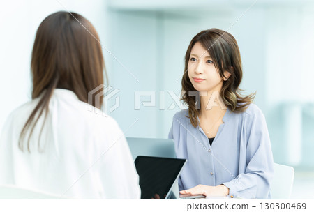 兩個女商人開會 130300469