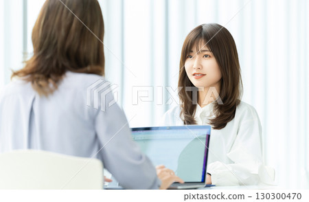 兩個女商人開會 130300470
