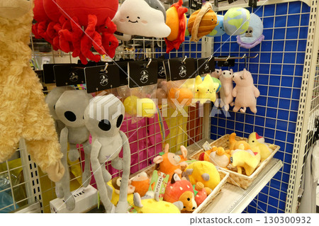 寵物店裡的各種寵物玩具 寵物店裡的各種寵物玩具 130300932