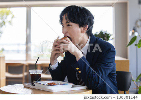 一個人吃一個漢堡包 130301144