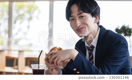 一個人吃一個漢堡包 130301146