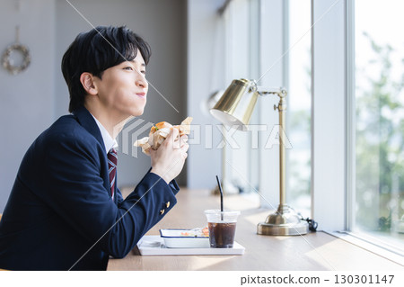 一個人吃一個漢堡包 130301147