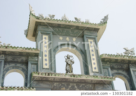 Entrance gate to Linh Ung Pagoda. 130301182