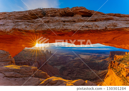 美國猶他州卡尼奧蘭茲國家公園梅薩拱門的日出，大峽谷大圓環 130301284