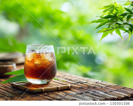 夏日景象：在綠楓下的竹蓆上放著一杯冰涼的大麥茶 130301386