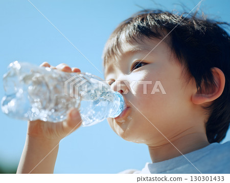 A scene of Japanese children drinking water under the blue sky and preventing heatstroke in summer 130301433