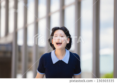 一個女人大喊 130303335