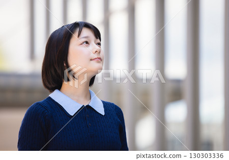 一個女人抬頭 130303336