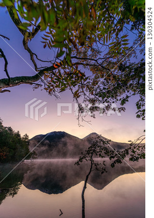 夢幻湖面倒映的雌阿寒嶽和阿寒富士 - Onneto 130304524