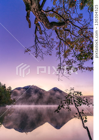 神秘的遠內湖與雌阿寒山、阿寒富士山的對稱 130304525