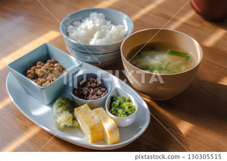 日本早餐，包括米飯、味噌湯和納豆 130305515