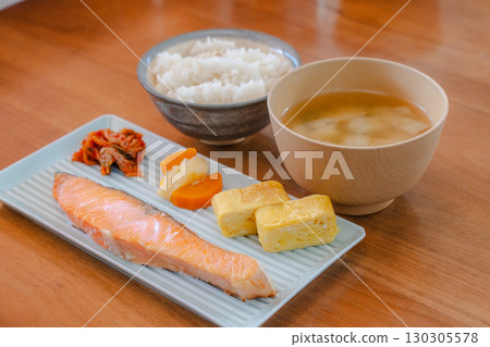 日式早餐,包括烤鮭魚和煎蛋捲,配味噌湯和米飯 日式早餐,包括烤鮭魚和煎蛋捲,配味噌湯和米飯 130305578