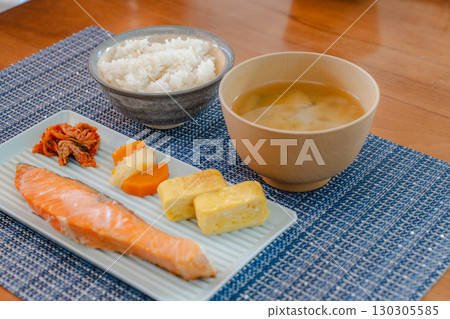 日式早餐，包括烤鮭魚和煎蛋捲，配味噌湯和米飯 130305585