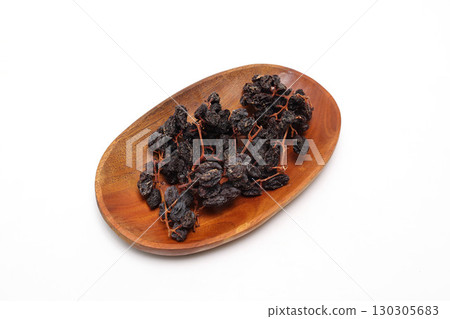 白色背景中木盤中的冷凍乾燥葡萄 130305683