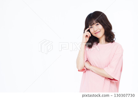 微笑著思考的女人 130307730