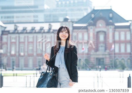 一位年輕職業婦女上下班途中的肖像 130307839