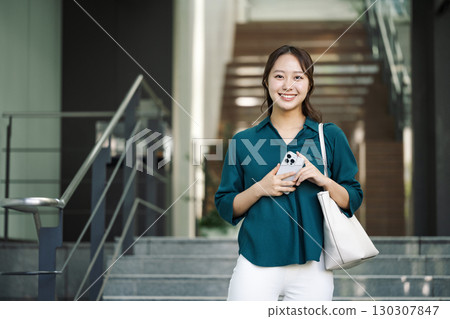 一個年輕的職業女性的肖像 130307847