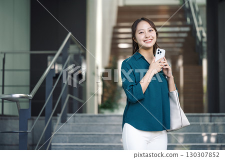 一個年輕的職業女性的肖像 130307852