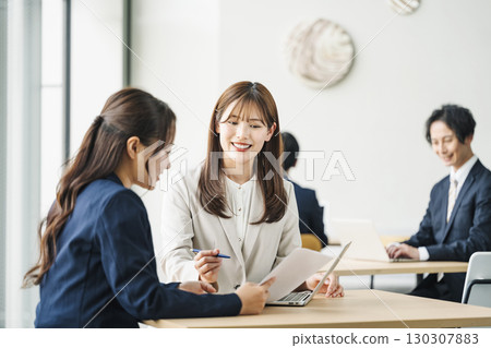 一位職業婦女在空曠的桌子旁參加商務會議 130307883