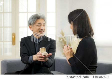 一對中年夫妻約會的形象 130307892