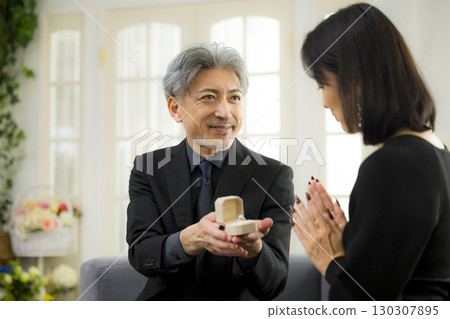 一對中年夫妻約會的形象 130307895