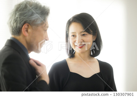 一對中年夫妻約會的形象 130307901