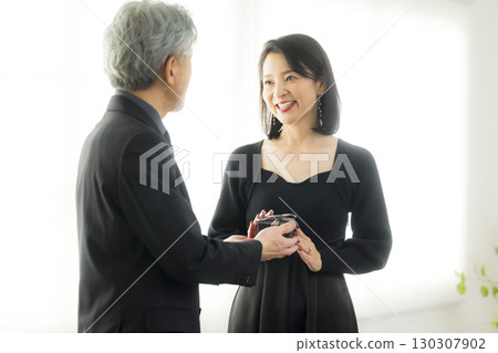 一對中年夫妻約會的形象 一對中年夫妻約會的形象 130307902