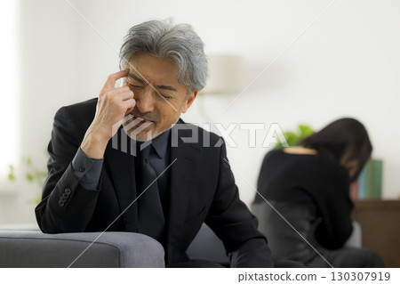 一對中年夫婦打架的圖片 130307919