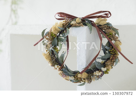 白色桌子上的多肉植物 130307972