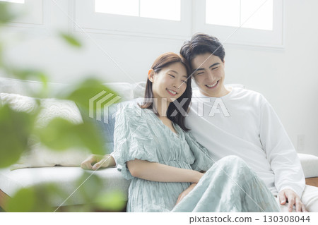 一對夫婦在客廳裡 130308044