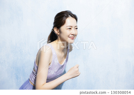 女人伸展 130308054