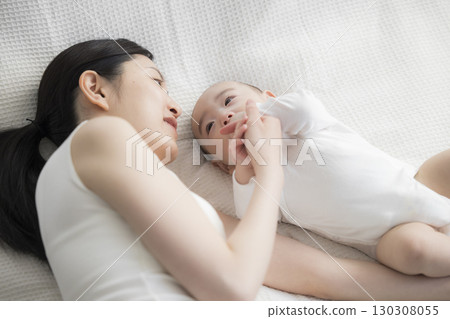 年輕的母親照顧她的孩子 130308055