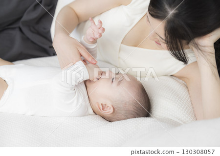 年輕的母親照顧她的孩子 年輕的母親照顧她的孩子 130308057