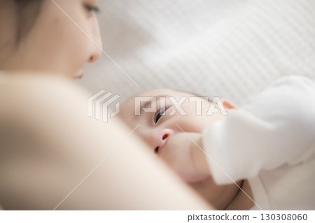 年輕的母親照顧她的孩子 年輕的母親照顧她的孩子 130308060