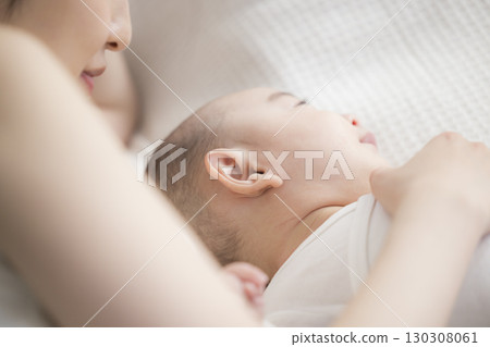 年輕的母親照顧她的孩子 年輕的母親照顧她的孩子 130308061