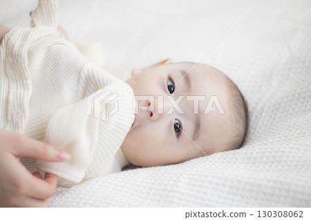 年輕的母親照顧她的孩子 年輕的母親照顧她的孩子 130308062