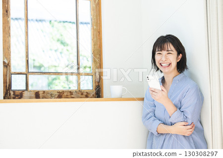 有智慧型手機的女人 有智慧型手機的女人 130308297