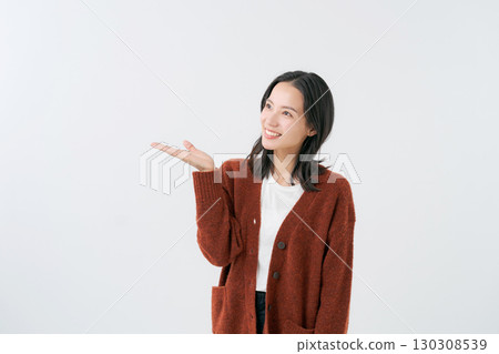 穿著針織開襟衫的女人 130308539