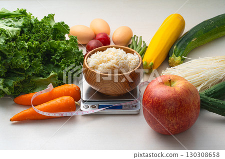 Low-carb diet, glutinous barley rice, weighing 130308658