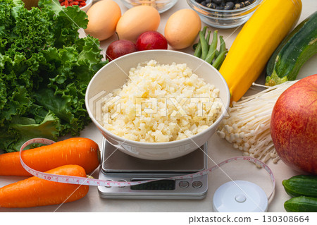 低碳水化合物飲食花椰菜米稱重 130308664