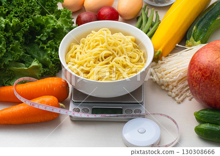 低碳水化合物飲食大豆麵條稱重 低碳水化合物飲食大豆麵條稱重 130308666
