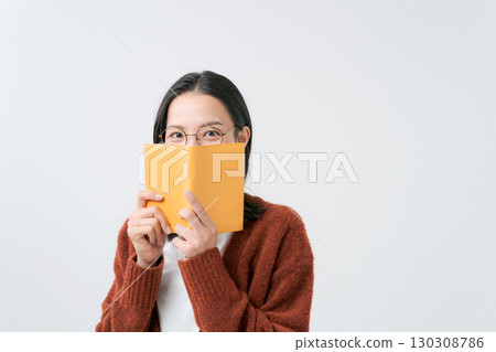 看書的女人 130308786