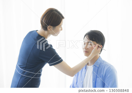 一位男士正在修眉 130308848