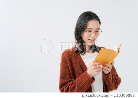 woman reading 130309898