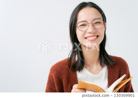 woman reading 130309901