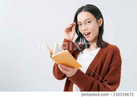 woman reading 130310672