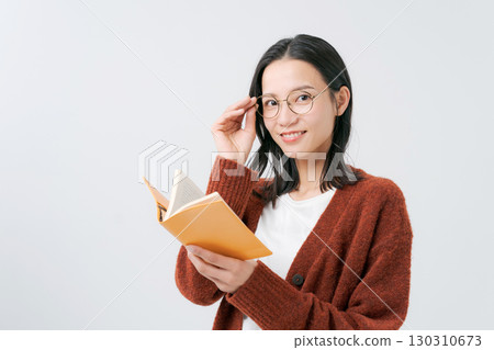 woman reading 130310673