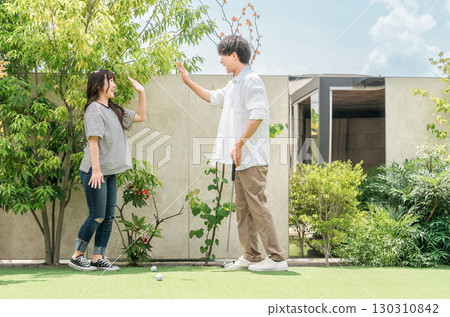 一對夫婦在度假酒店享受打高爾夫球的樂趣(休閒、度假) 一對夫婦在度假酒店享受打高爾夫球的樂趣(休閒、度假) 130310842